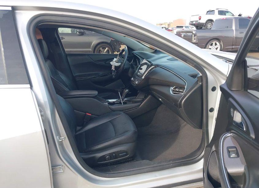 Photo 5 of 2018 Chevrolet Malibu LT (VIN 1G1ZD5ST1JF195274)