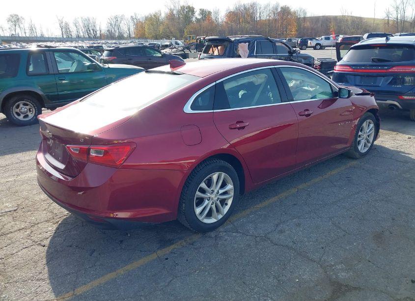 Photo 4 of 2018 Chevrolet Malibu LT (VIN 1G1ZD5ST1JF196229)