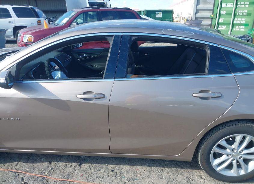 Photo 13 of 2018 Chevrolet Malibu LT (VIN 1G1ZD5ST1JF209528)