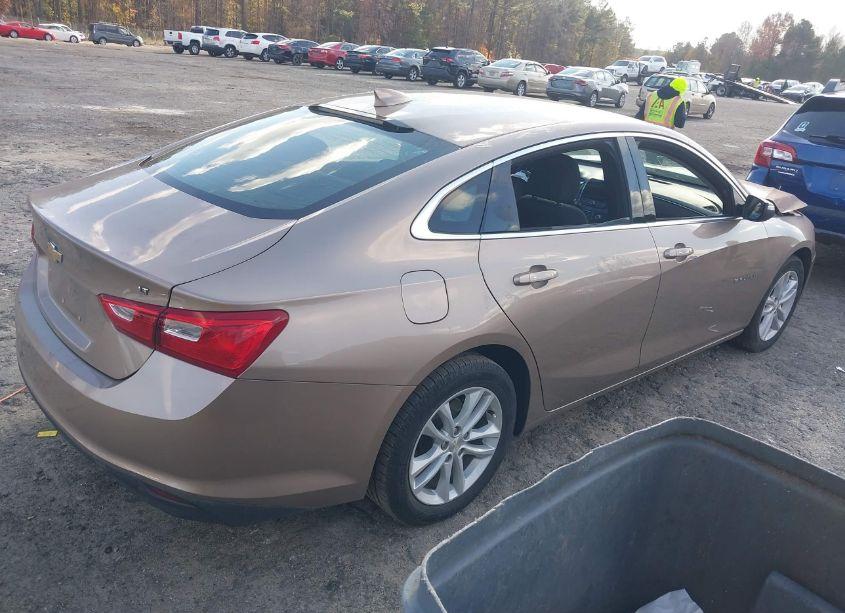 Photo 4 of 2018 Chevrolet Malibu LT (VIN 1G1ZD5ST1JF209528)