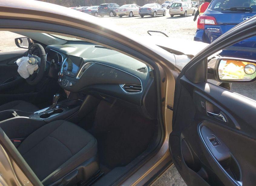 Photo 5 of 2018 Chevrolet Malibu LT (VIN 1G1ZD5ST1JF209528)