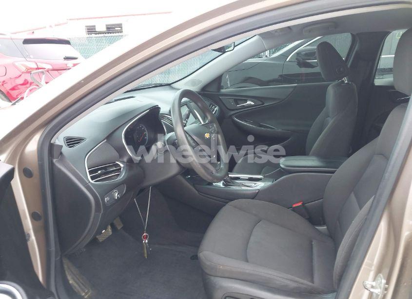 Photo 5 of 2018 Chevrolet Malibu LT (VIN 1G1ZD5ST1JF209738)