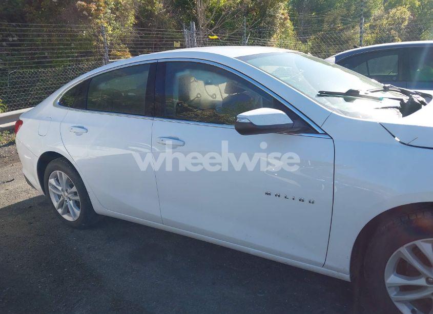 Photo 13 of 2018 Chevrolet Malibu LT (VIN 1G1ZD5ST1JF215880)