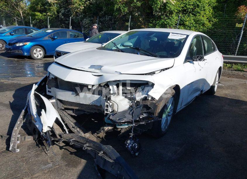 Photo 2 of 2018 Chevrolet Malibu LT (VIN 1G1ZD5ST1JF215880)