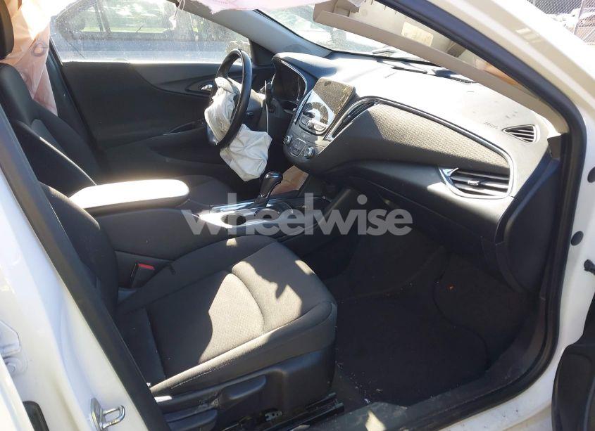 Photo 5 of 2018 Chevrolet Malibu LT (VIN 1G1ZD5ST1JF215880)