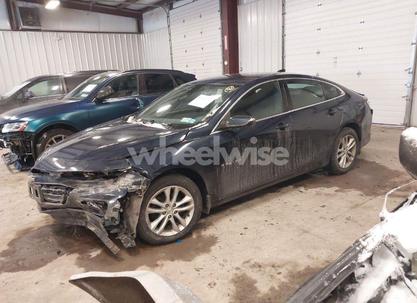Photo 2 of 2018 Chevrolet Malibu LT (VIN 1G1ZD5ST1JF217841)