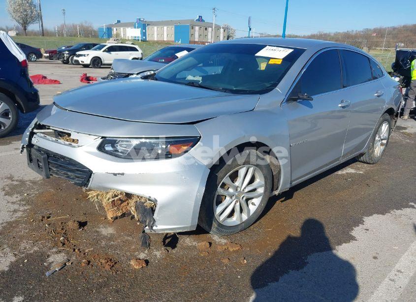Photo 2 of 2018 Chevrolet Malibu LT (VIN 1G1ZD5ST1JF261841)