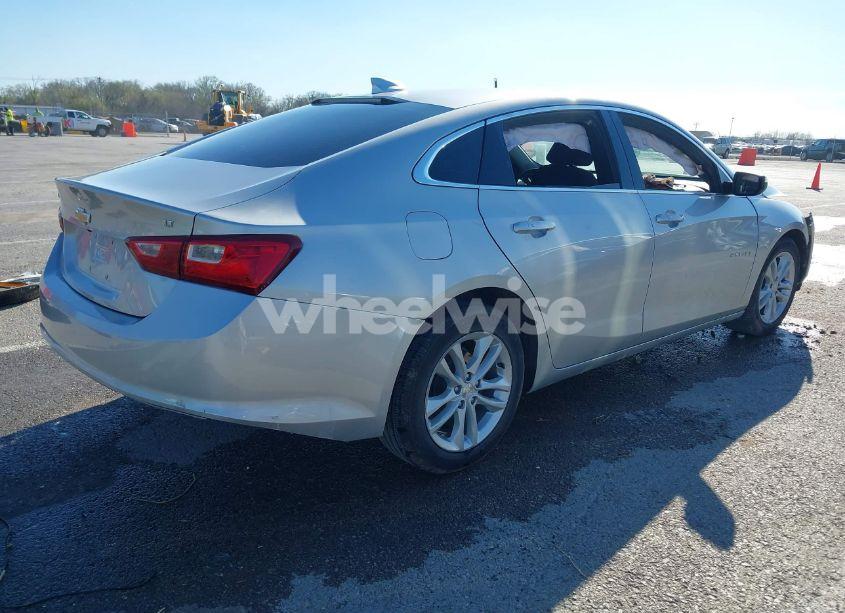 Photo 4 of 2018 Chevrolet Malibu LT (VIN 1G1ZD5ST1JF261841)