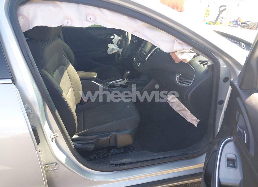 Photo 5 of 2018 Chevrolet Malibu LT (VIN 1G1ZD5ST1JF261841)