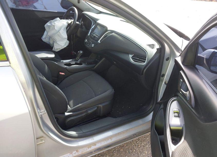 Photo 5 of 2018 Chevrolet Malibu LT (VIN 1G1ZD5ST1JF271611)