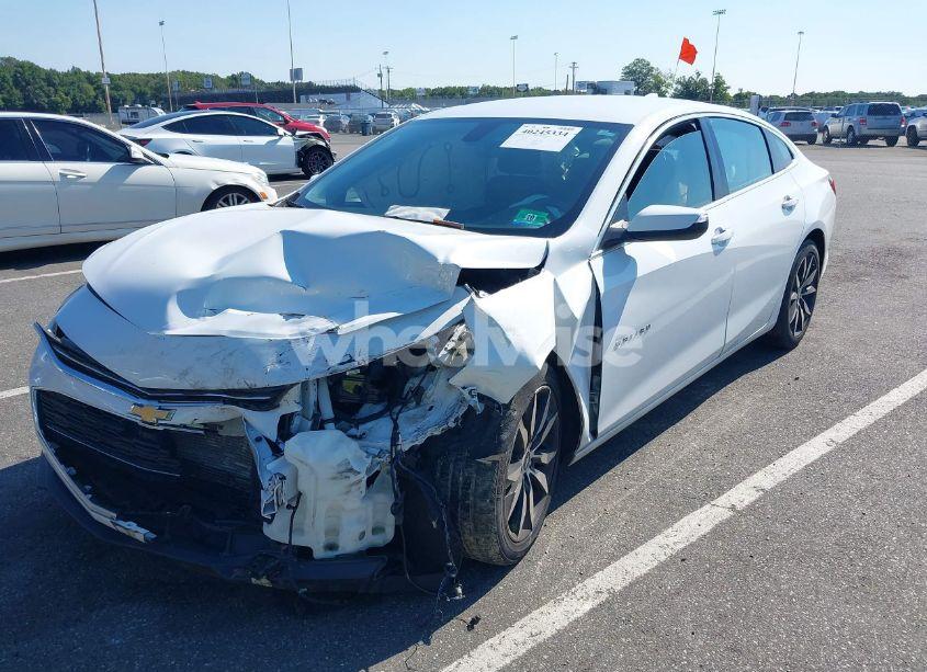 Photo 2 of 2018 Chevrolet Malibu LT (VIN 1G1ZD5ST1JF278221)