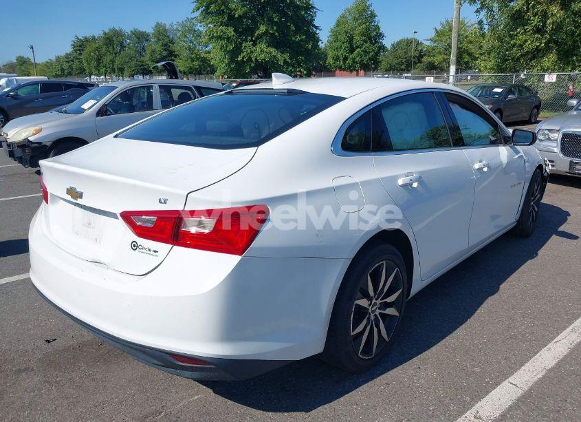 Photo 4 of 2018 Chevrolet Malibu LT (VIN 1G1ZD5ST1JF278221)