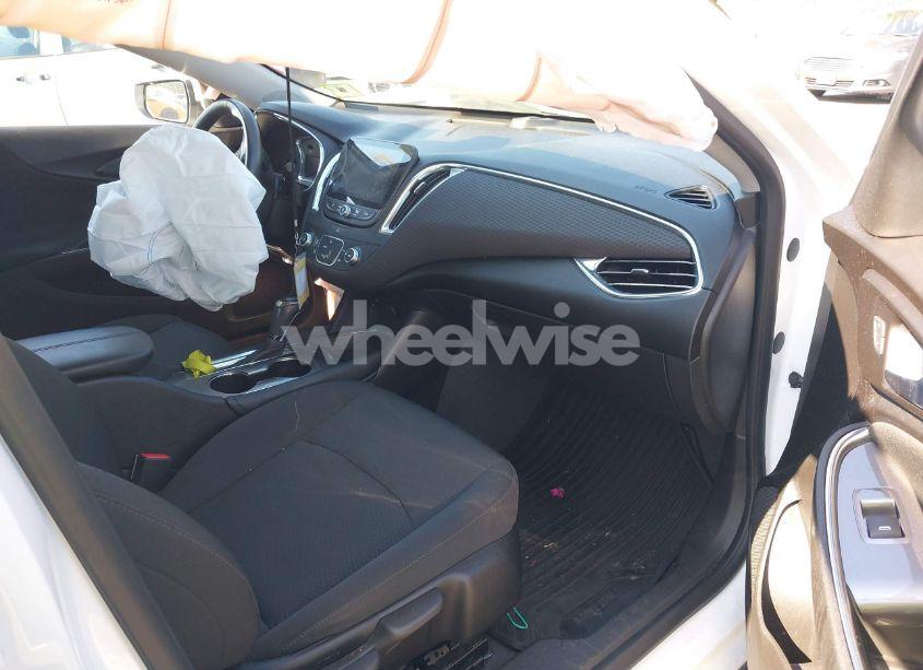 Photo 5 of 2018 Chevrolet Malibu LT (VIN 1G1ZD5ST1JF278221)