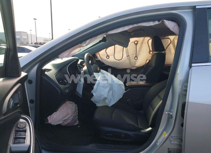 Photo 5 of 2019 Chevrolet Malibu LT (VIN 1G1ZD5ST1KF104876)
