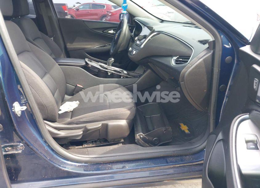 Photo 5 of 2019 Chevrolet Malibu LT (VIN 1G1ZD5ST1KF109527)