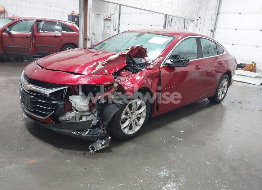 Photo 2 of 2019 Chevrolet Malibu LT (VIN 1G1ZD5ST1KF131981)