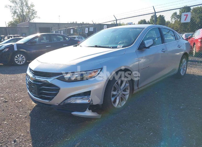 Photo 2 of 2019 Chevrolet Malibu LT (VIN 1G1ZD5ST1KF141572)