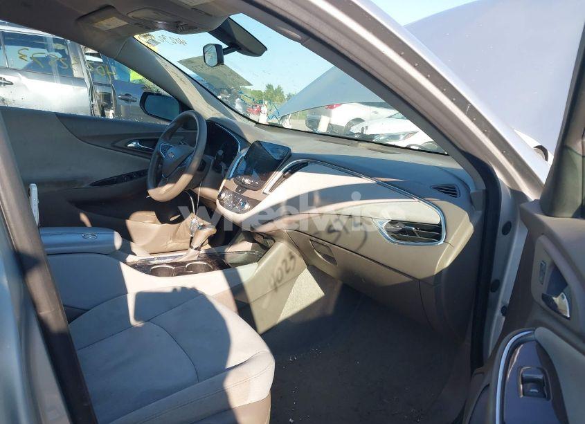 Photo 5 of 2019 Chevrolet Malibu LT (VIN 1G1ZD5ST1KF141572)