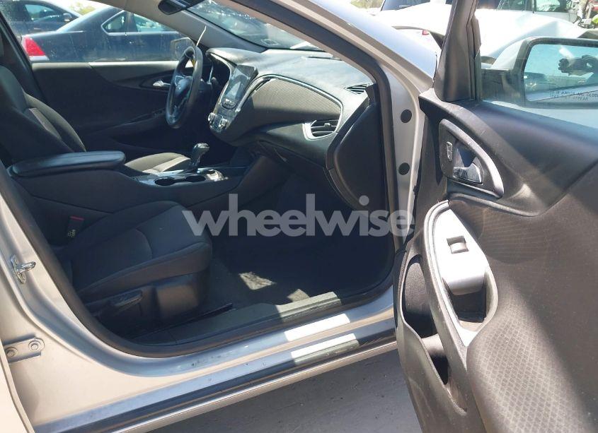 Photo 5 of 2019 Chevrolet Malibu LT (VIN 1G1ZD5ST1KF154001)