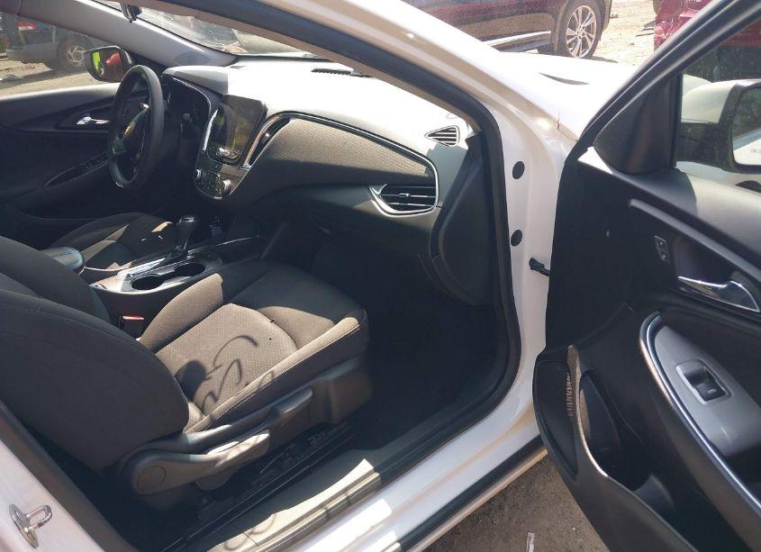 Photo 5 of 2019 Chevrolet Malibu LT (VIN 1G1ZD5ST1KF168061)