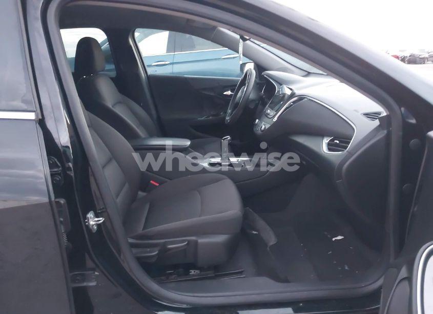 Photo 5 of 2019 Chevrolet Malibu LT (VIN 1G1ZD5ST1KF168108)