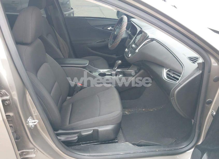 Photo 5 of 2020 Chevrolet Malibu FWD LT (VIN 1G1ZD5ST1LF025340)