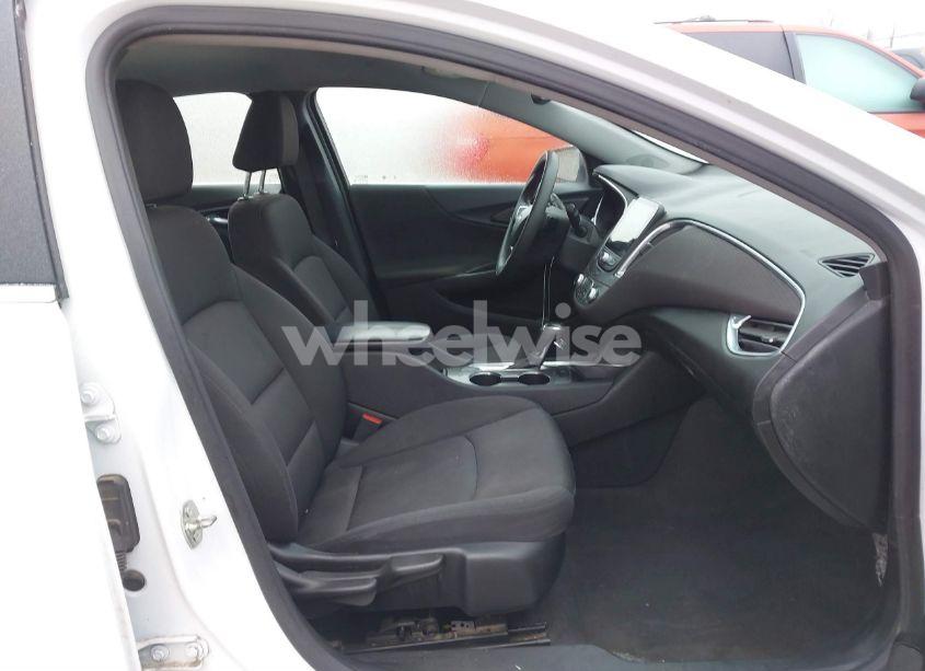 Photo 5 of 2020 Chevrolet Malibu FWD LT (VIN 1G1ZD5ST1LF037780)