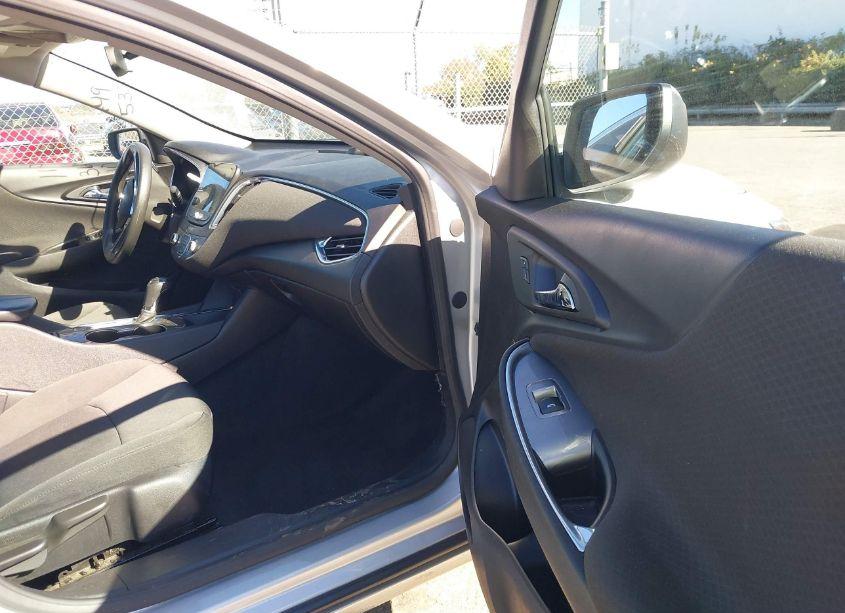 Photo 5 of 2020 Chevrolet Malibu FWD LT (VIN 1G1ZD5ST1LF105530)