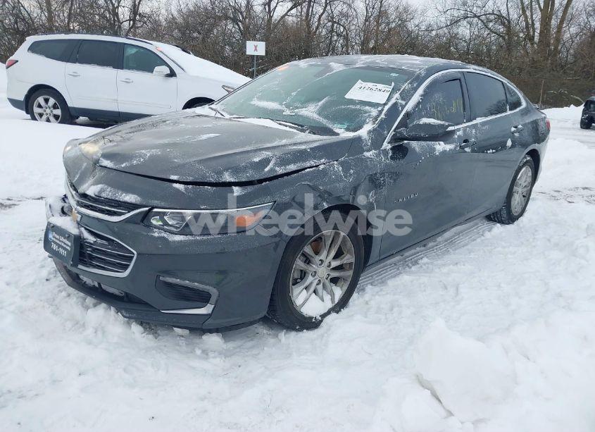 Photo 2 of 2018 Chevrolet Malibu LT (VIN 1G1ZD5ST2JF100690)