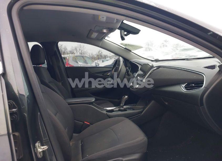 Photo 5 of 2018 Chevrolet Malibu LT (VIN 1G1ZD5ST2JF100690)