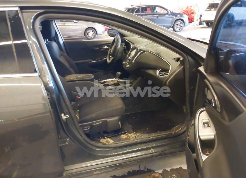 Photo 5 of 2018 Chevrolet Malibu LT (VIN 1G1ZD5ST2JF125430)