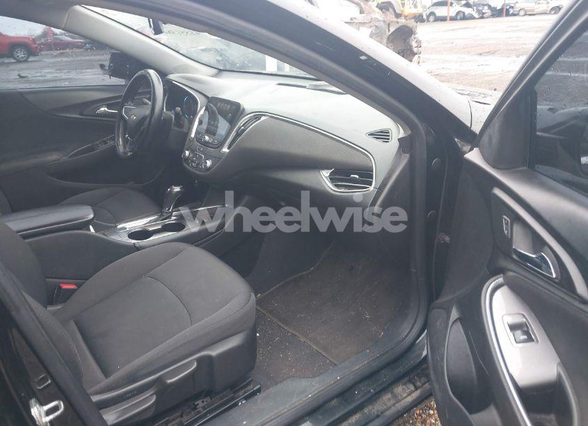 Photo 5 of 2018 Chevrolet Malibu LT (VIN 1G1ZD5ST2JF127615)