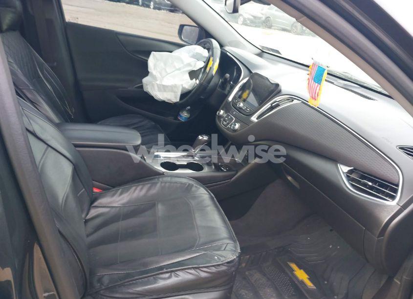 Photo 5 of 2018 Chevrolet Malibu LT (VIN 1G1ZD5ST2JF128120)