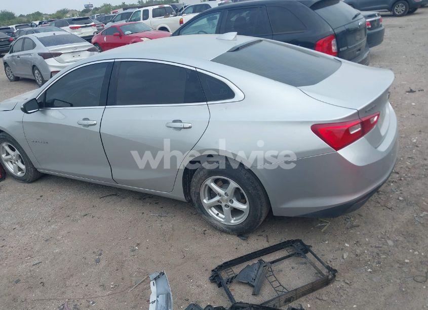 Photo 3 of 2018 Chevrolet Malibu LT (VIN 1G1ZD5ST2JF130353)