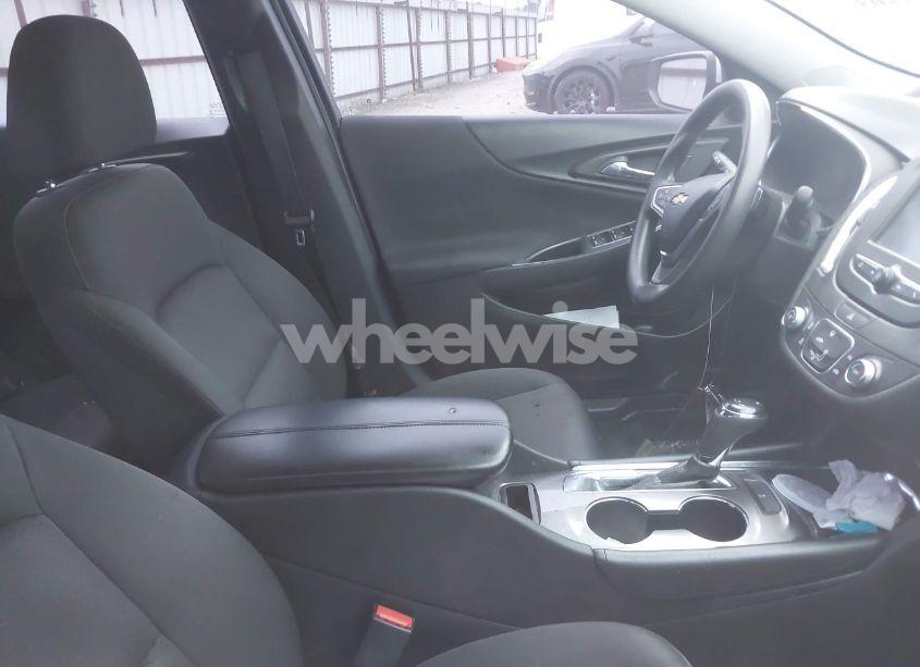 Photo 5 of 2018 Chevrolet Malibu LT (VIN 1G1ZD5ST2JF130353)