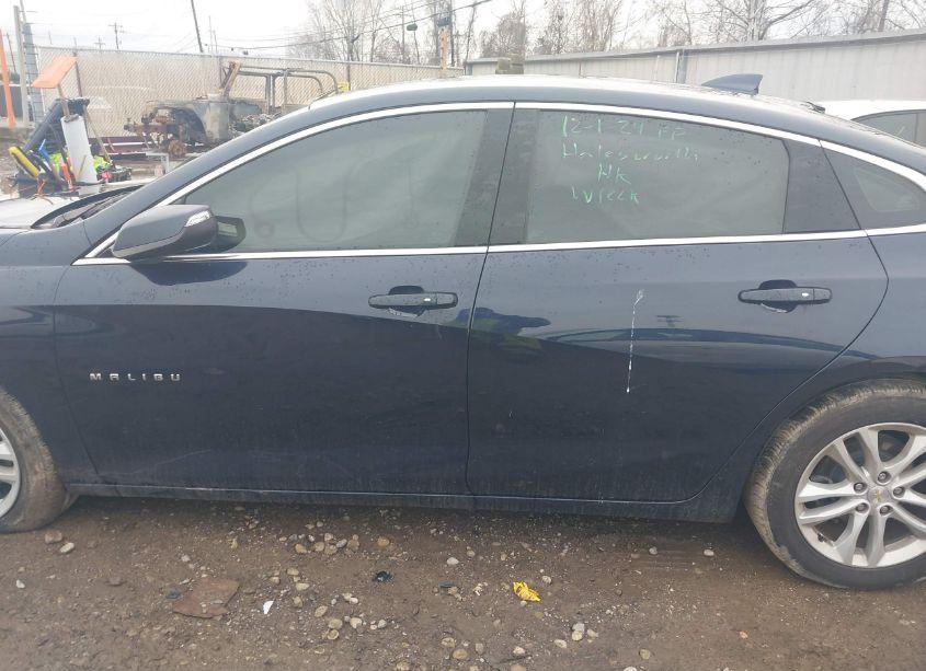 Photo 14 of 2018 Chevrolet Malibu LT (VIN 1G1ZD5ST2JF131860)