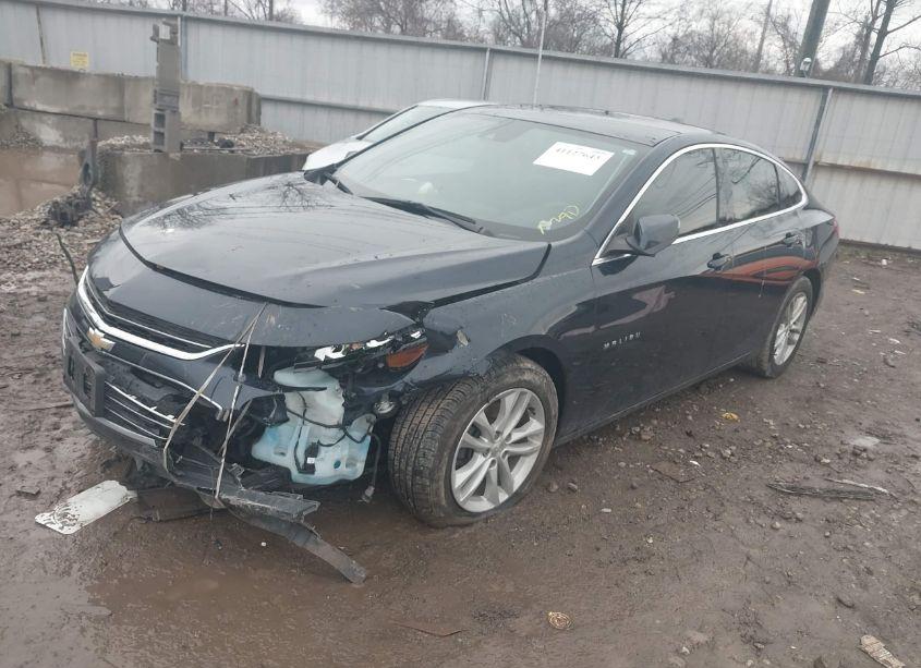 Photo 2 of 2018 Chevrolet Malibu LT (VIN 1G1ZD5ST2JF131860)