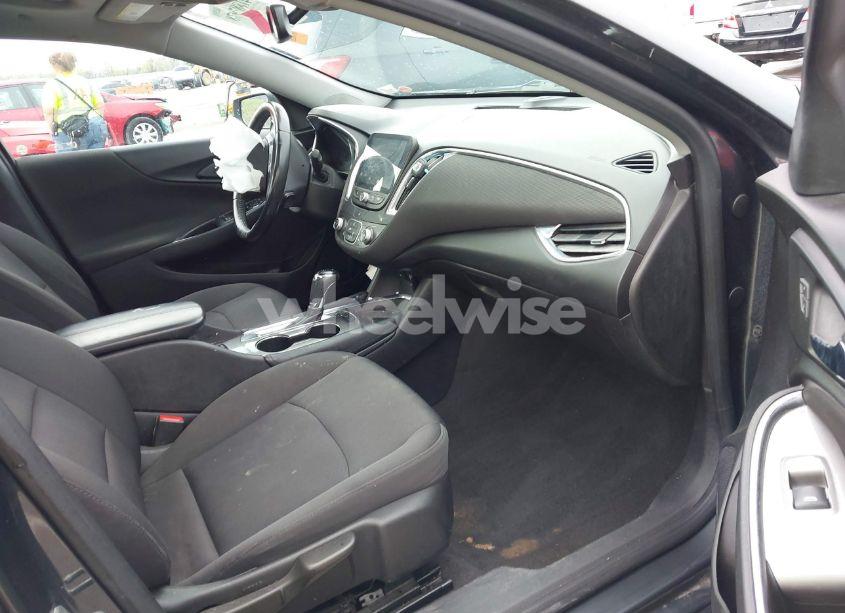 Photo 5 of 2018 Chevrolet Malibu LT (VIN 1G1ZD5ST2JF132801)