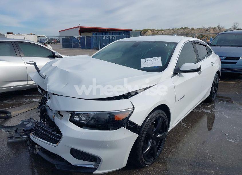 Photo 2 of 2018 Chevrolet Malibu LT (VIN 1G1ZD5ST2JF140378)