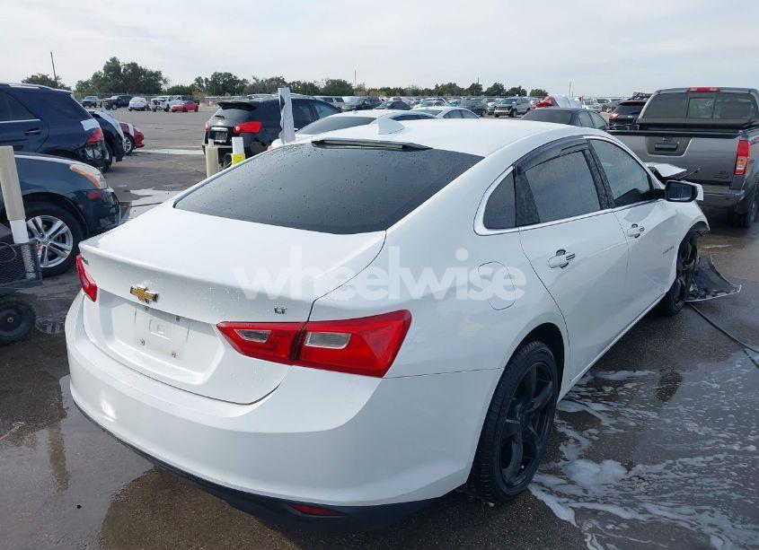 Photo 4 of 2018 Chevrolet Malibu LT (VIN 1G1ZD5ST2JF140378)