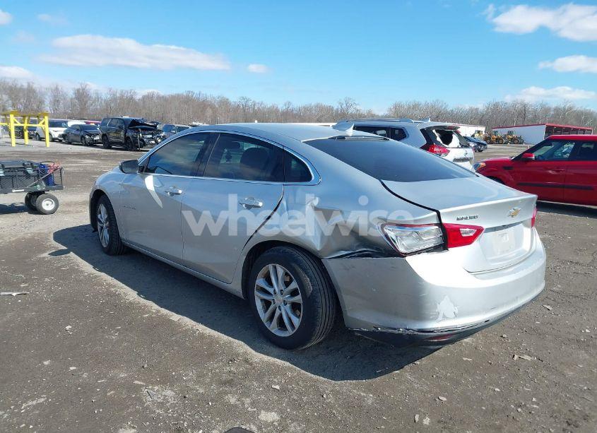 Photo 3 of 2018 Chevrolet Malibu LT (VIN 1G1ZD5ST2JF142177)