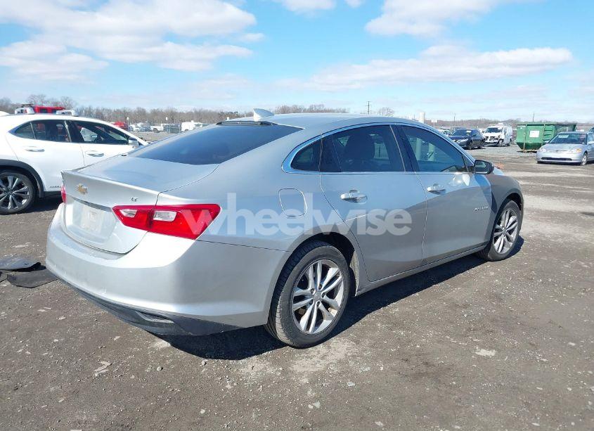 Photo 4 of 2018 Chevrolet Malibu LT (VIN 1G1ZD5ST2JF142177)
