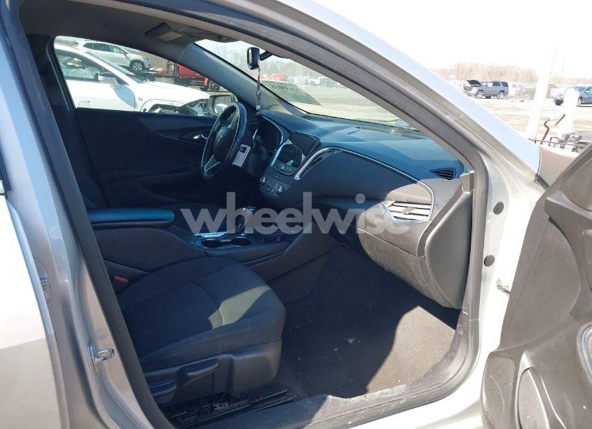 Photo 5 of 2018 Chevrolet Malibu LT (VIN 1G1ZD5ST2JF142177)