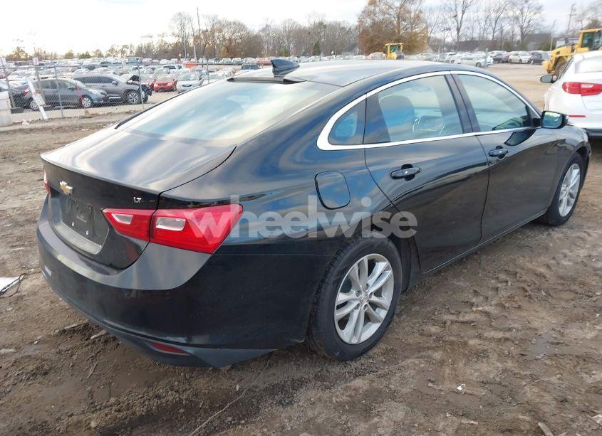 Photo 4 of 2018 Chevrolet Malibu LT (VIN 1G1ZD5ST2JF144270)