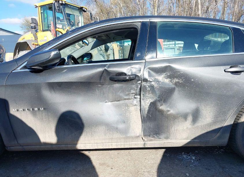 Photo 6 of 2018 Chevrolet Malibu LT (VIN 1G1ZD5ST2JF151896)