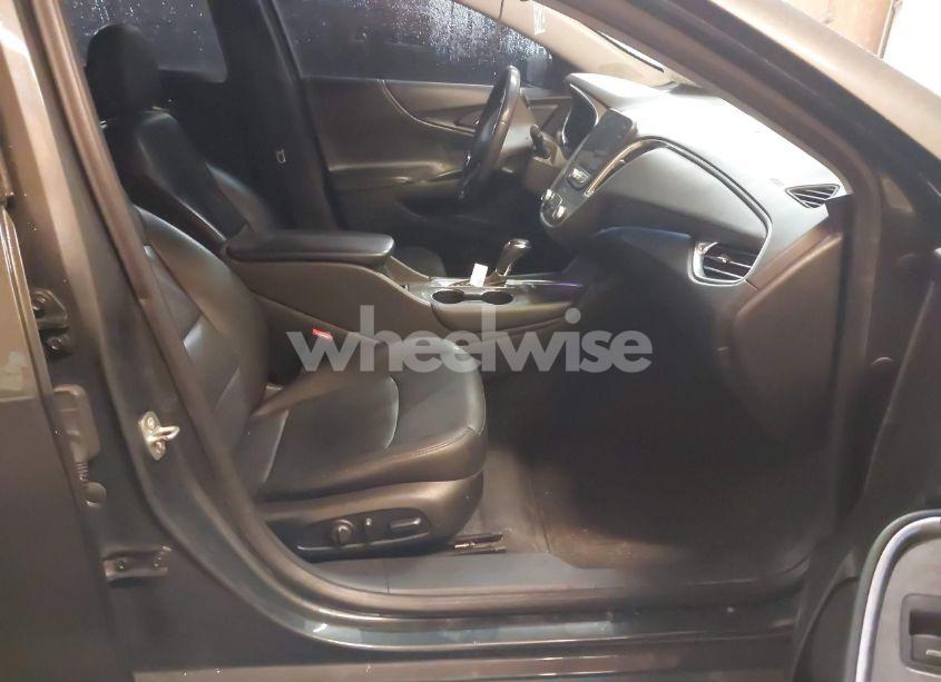 Photo 5 of 2018 Chevrolet Malibu LT (VIN 1G1ZD5ST2JF179780)