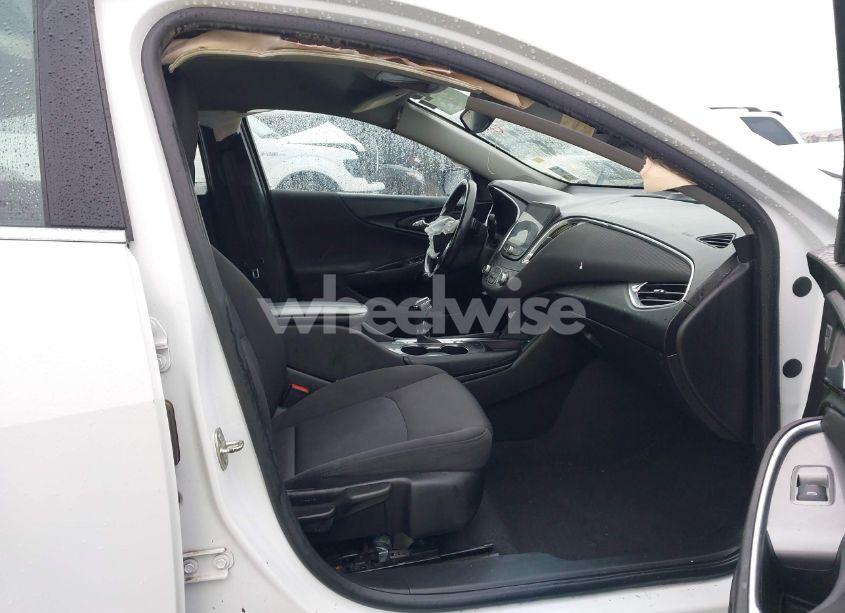 Photo 5 of 2018 Chevrolet Malibu LT (VIN 1G1ZD5ST2JF190214)