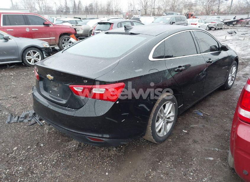 Photo 4 of 2018 Chevrolet Malibu LT (VIN 1G1ZD5ST2JF205925)