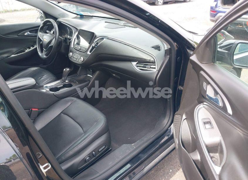 Photo 5 of 2018 Chevrolet Malibu LT (VIN 1G1ZD5ST2JF216455)