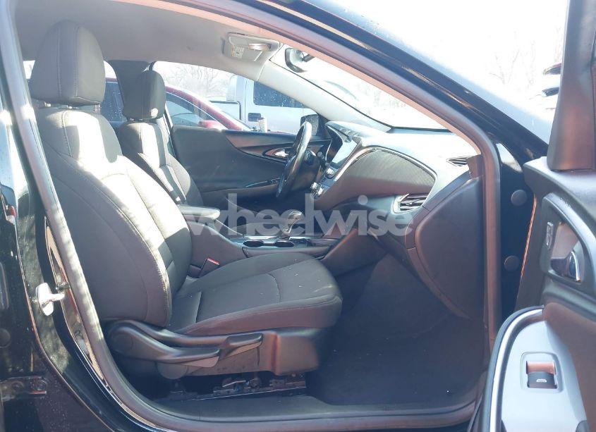 Photo 5 of 2018 Chevrolet Malibu LT (VIN 1G1ZD5ST2JF218206)